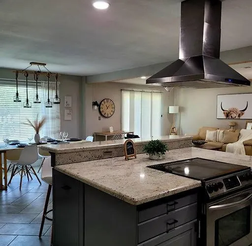Holiday home Modern With Heated Pool, Asu Tempe