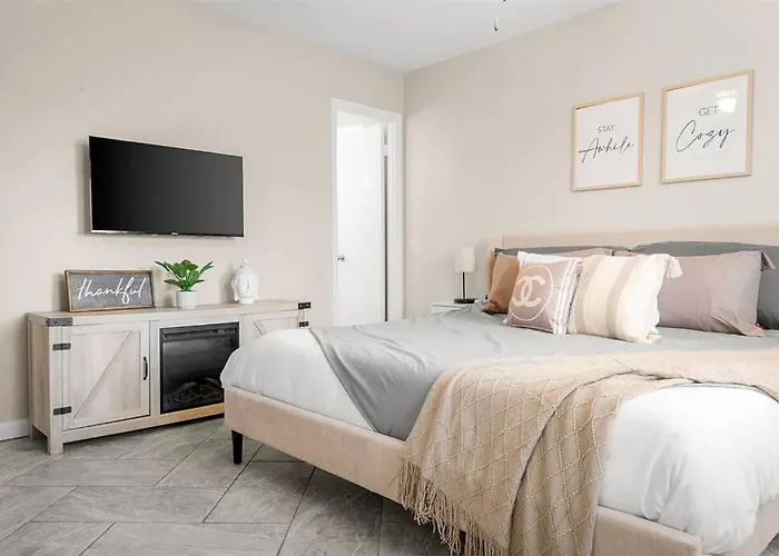 Modern With Heated Pool, Asu Holiday home *